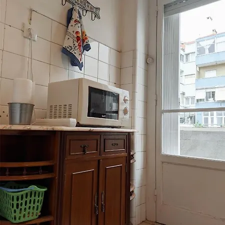 Charming D'Ourique 3-Bedroom Apartment With Private Balcony In Central Campo De Ourique, Lisbon 3*