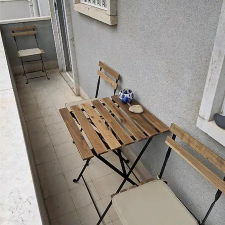 Charming D'Ourique 3-Bedroom Apartment With Private Balcony In Central Campo De Ourique, Lisbon 3*