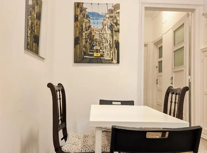 Charming D'Ourique 3-Bedroom Apartment With Private Balcony In Central Campo De Ourique, Lisbon Πανσιόν