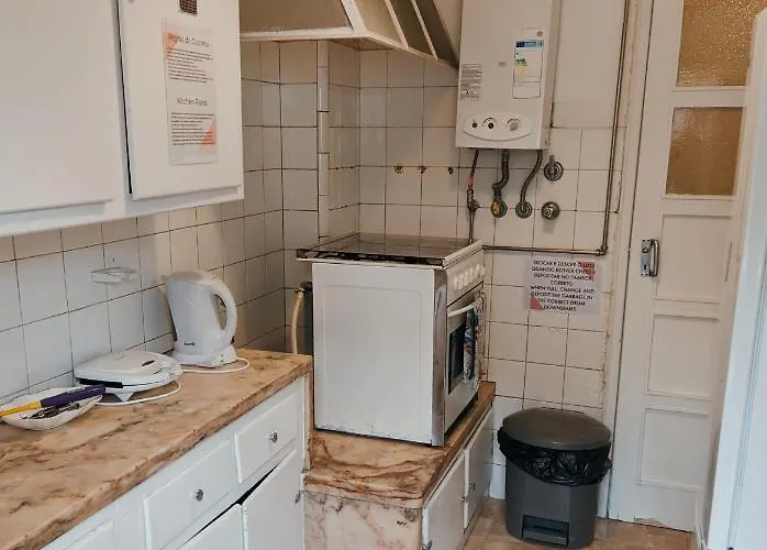 Πανσιόν Charming D'Ourique 3-Bedroom Apartment With Private Balcony In Central Campo De Ourique, Lisbon *