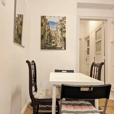 Charming D'Ourique 3-Bedroom Apartment With Private Balcony In Central Campo De Ourique, Lisbon Гостевой дом