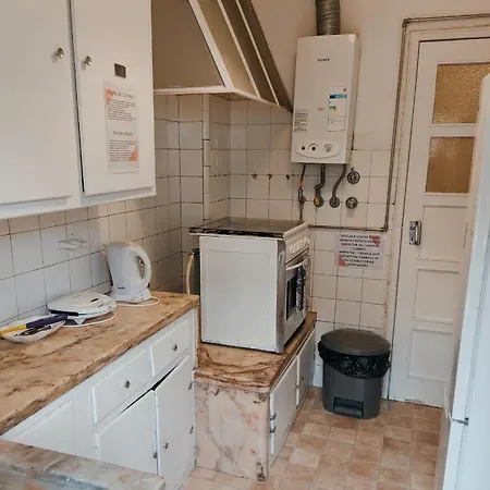 Гостьовий будинок Charming D'Ourique 3-Bedroom Apartment With Private Balcony In Central Campo De Ourique, Lisbon *